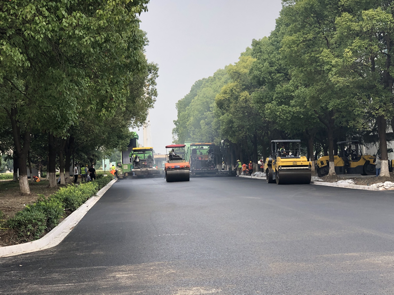 揚子江藥業(yè)有限公司 SMA-13攤鋪